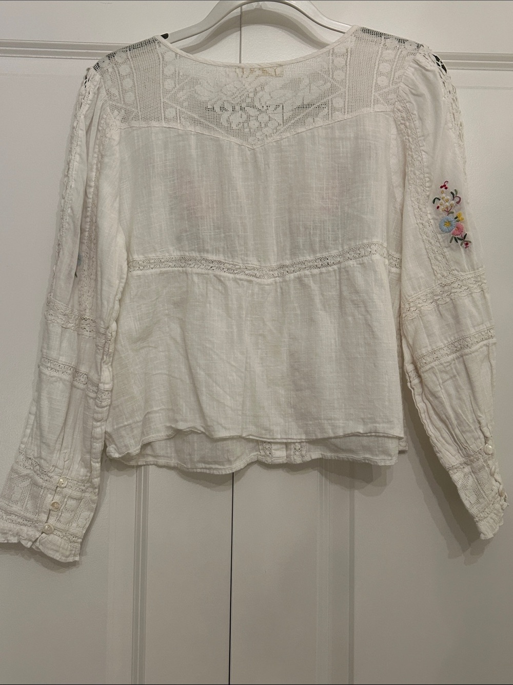 Love Shack Fancy White Embroidered Floral Button-Front Women's Top - Picture 5 of 5
